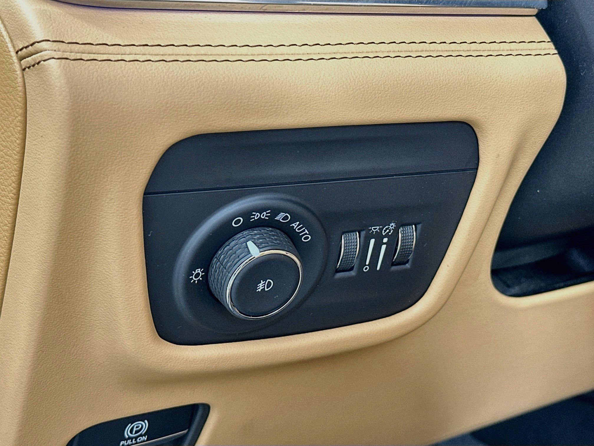 Used 2023 Jeep Grand Cherokee L Summit AWD/4WD image 10