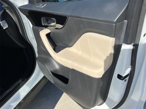 Used 2020 Jaguar F-PACE Premium image 12