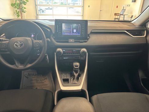 Used 2022 Toyota RAV4 LE AWD/4WD image 8