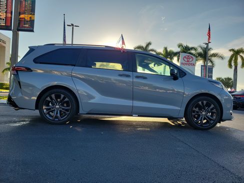 Used 2026 Toyota Sienna XSE FWD image 13