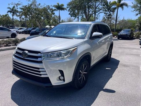 Used 2019 Toyota Highlander XLE image 2