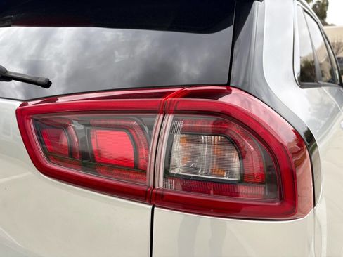 Used 2017 Kia Niro Touring w/ Advanced Technology Package image 13