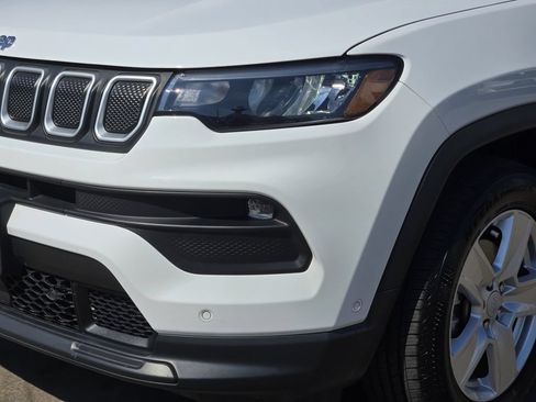 Used 2022 Jeep Compass Latitude w/ Sun and Sound Group FWD image 12