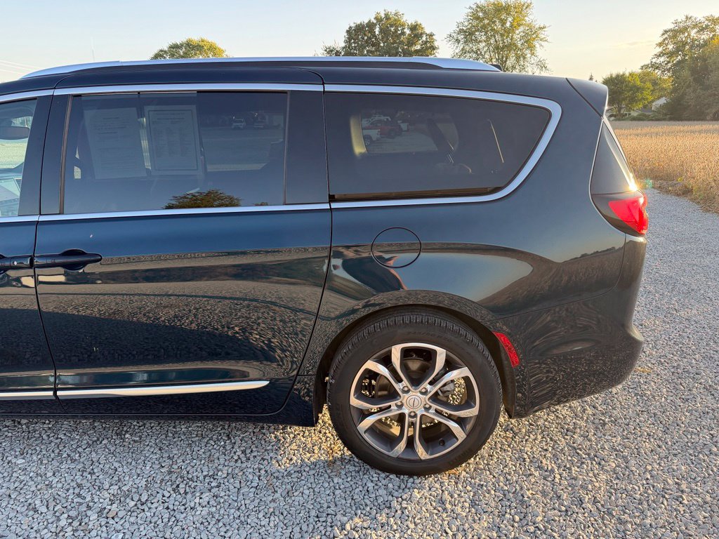 Used 2025 Chrysler Pacifica Pinnacle FWD image 32