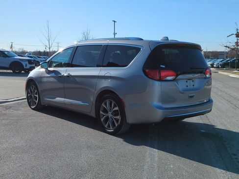 Used 2017 Chrysler Pacifica Limited w/ UConnect Theater Package image 5