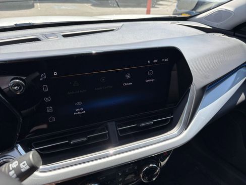Used 2025 Chevrolet Trax LT w/ LT Convenience Package FWD image 17