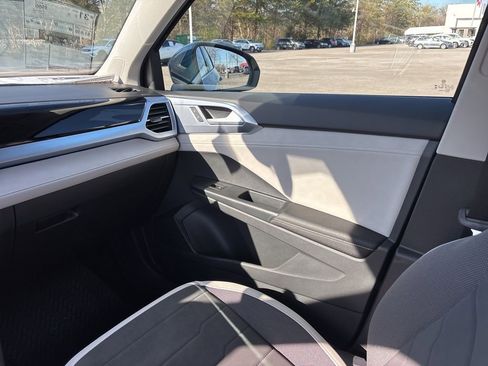 New 2026 Volkswagen Taos SE image 25