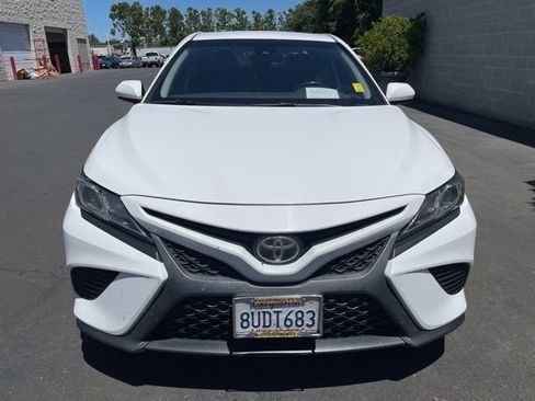 Used 2018 Toyota Camry SE FWD image 2