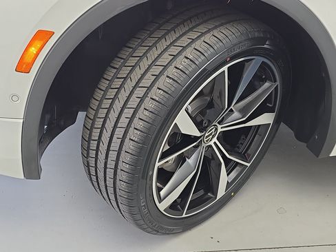 Certified 2024 Volkswagen Tiguan SEL R-Line AWD/4WD image 33
