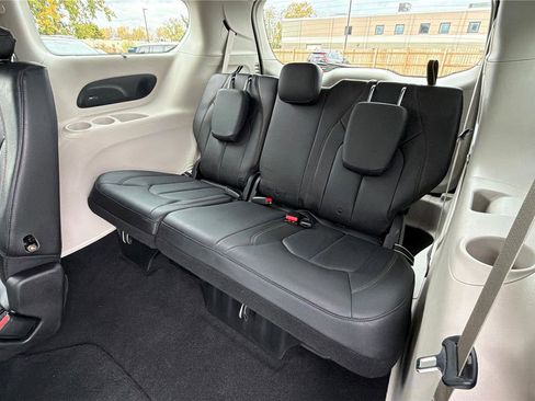 Used 2020 Chrysler Pacifica Touring-L Plus image 38