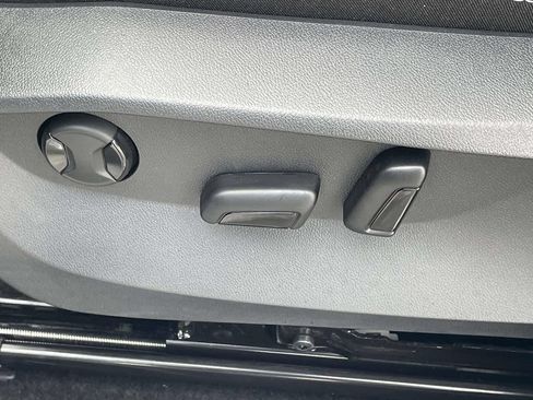 Certified 2023 Volkswagen Taos SE FWD image 16