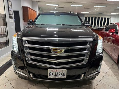 Used 2019 Cadillac Escalade Luxury image 2