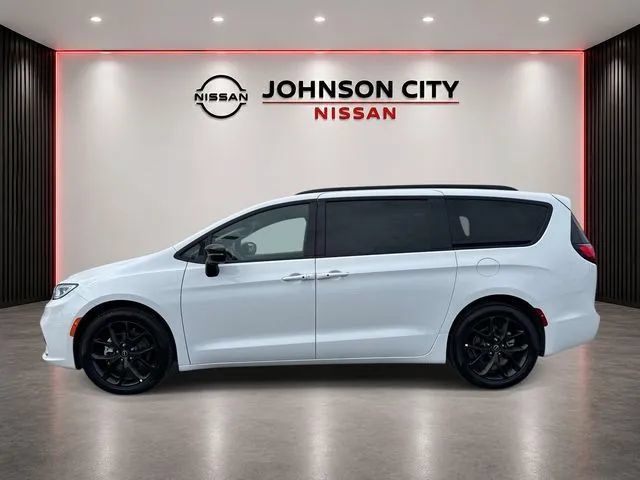 Used 2025 Chrysler Pacifica Limited FWD image 7