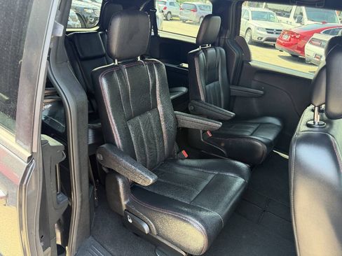 Used 2011 Dodge Grand Caravan R/T w/ Entertainment Group 1 FWD image 18