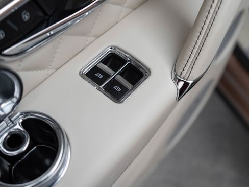 Used 2017 Bentley Bentayga image 32