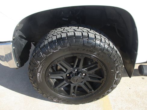 Used 2018 Toyota Tundra SR5 w/ SR5 Upgrade Package image 3