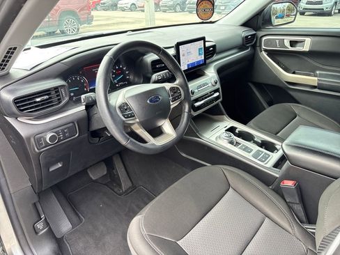 Used 2022 Ford Explorer XLT image 6