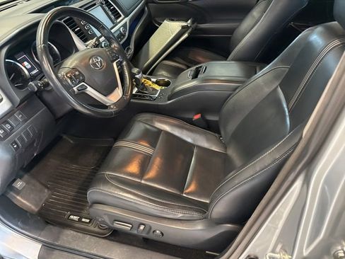 Used 2018 Toyota Highlander SE image 2