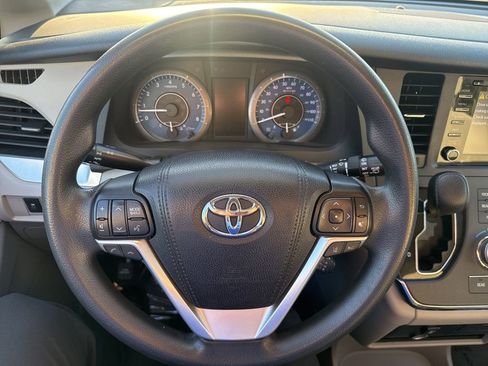 Used 2018 Toyota Sienna LE w/ Carpet Mat Package image 20