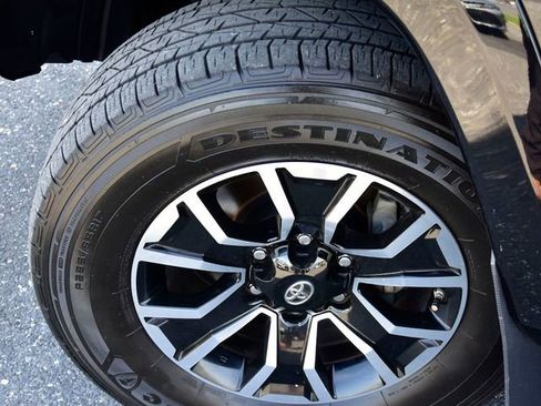 Used 2020 Toyota Tacoma TRD Sport w/ TRD Premium Sport Package AWD/4WD image 31