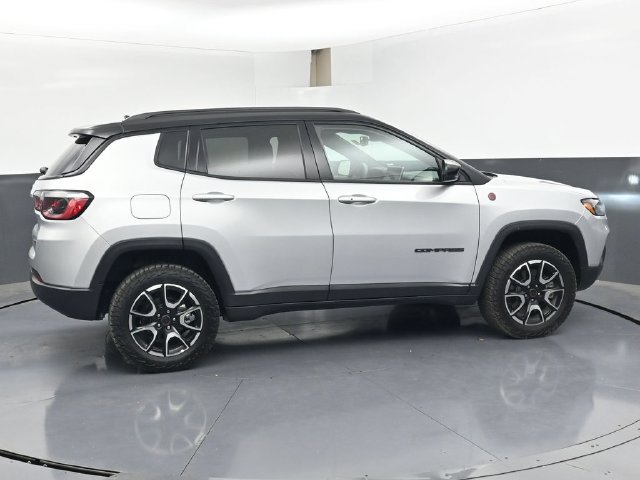 Used 2025 Jeep Compass Trailhawk AWD/4WD image 3