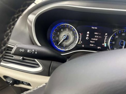 Used 2024 Chrysler Pacifica Touring-L image 31