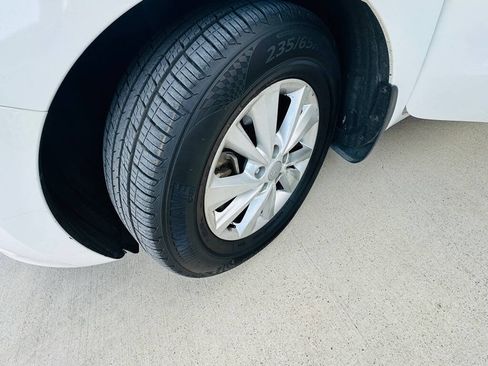 Used 2017 Kia Sedona LX w/ LX Essentials Premium Package FWD image 35