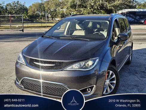 Used 2019 Chrysler Pacifica Touring-L FWD image 1