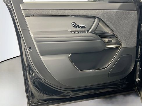 Used 2025 Land Rover Range Rover Sport SE image 18