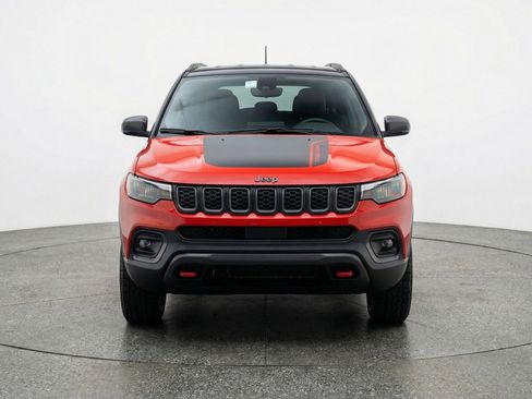 Used 2025 Jeep Compass Trailhawk image 2