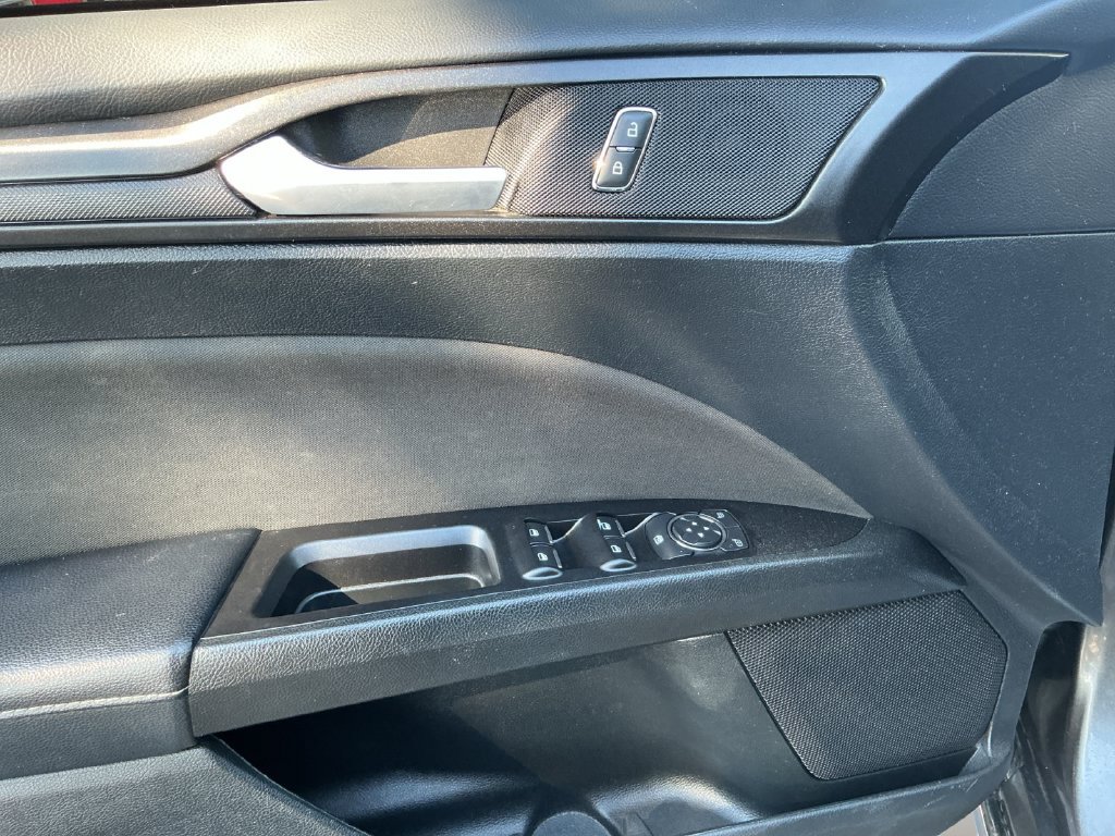 Used 2018 Ford Fusion SE w/ Equipment Group 201A FWD image 14