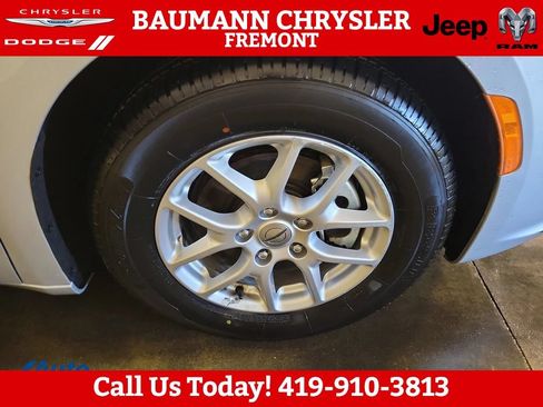 Used 2024 Chrysler Pacifica Touring-L FWD image 29
