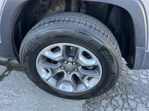 Used 2017 Jeep Cherokee Latitude w/ Safety/Convenience Group image 11