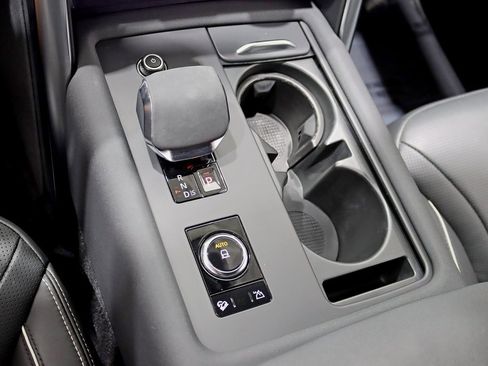 Used 2023 Land Rover Discovery Metropolitan Edition image 28