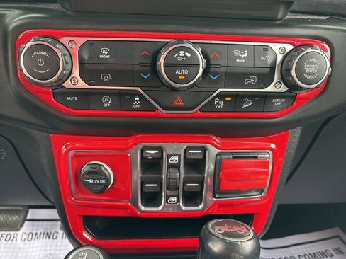 Used 2018 Jeep Wrangler Unlimited Sahara image 34