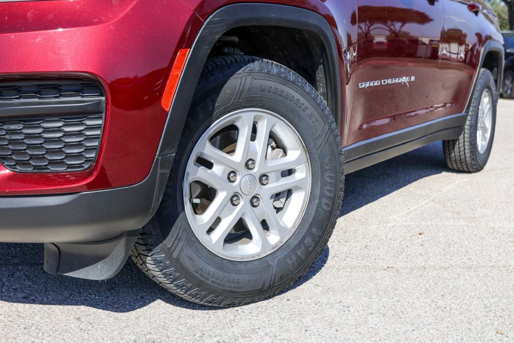 Used 2023 Jeep Grand Cherokee Laredo RWD image 3