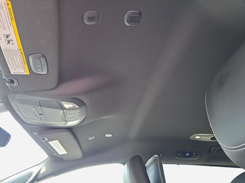 Certified 2025 Chrysler Pacifica Select w/ Uconnect Theater Family Group FWD image 28