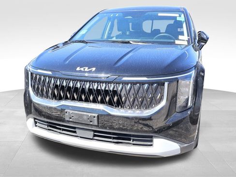Used 2025 Kia Carnival FWD image 3