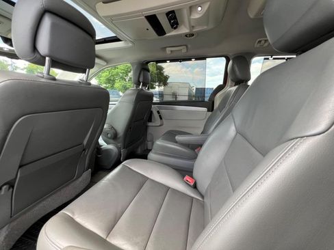 Used 2012 Volkswagen Routan SEL FWD image 12