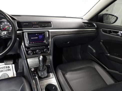 Used 2018 Volkswagen Passat 2.0T SE FWD image 13