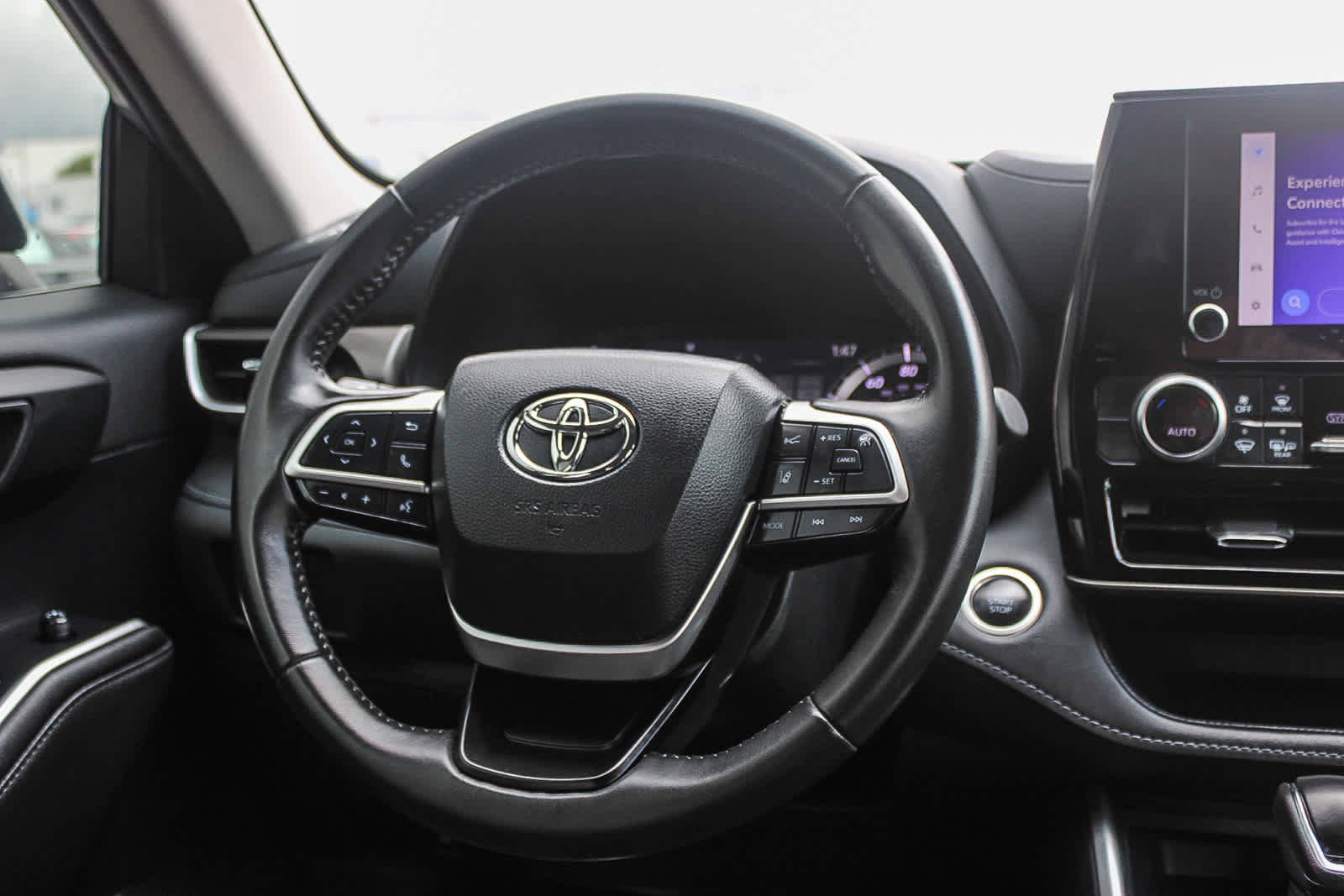 Used 2024 Toyota Highlander LE FWD image 15