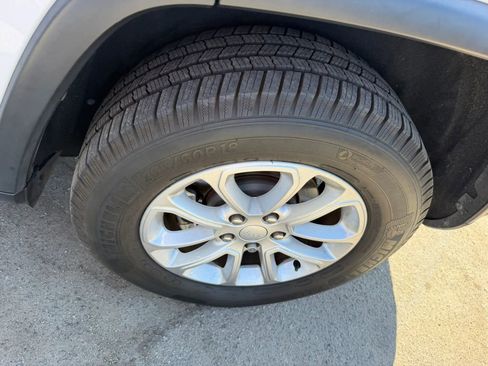 Used 2021 Jeep Grand Cherokee Laredo RWD image 31