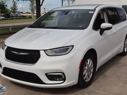 Used 2023 Chrysler Pacifica Touring-L FWD image 8