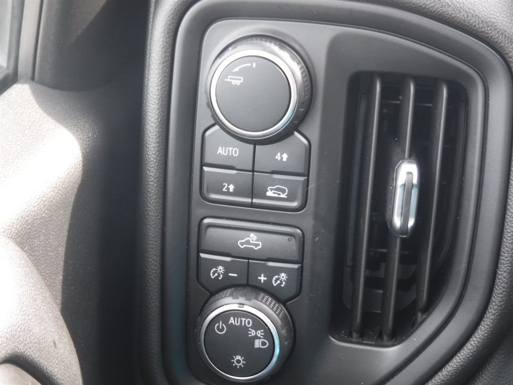 Used 2020 Chevrolet Silverado 1500 Custom w/ Custom Convenience Package AWD/4WD image 11