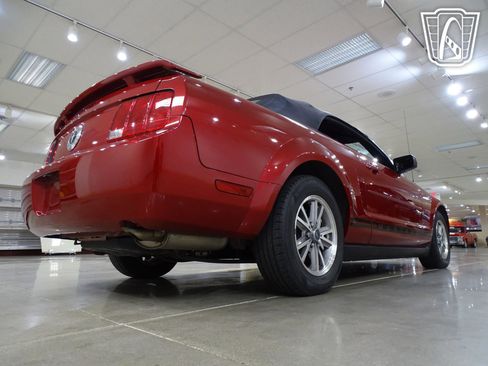 Used 2005 Ford Mustang Convertible image 16