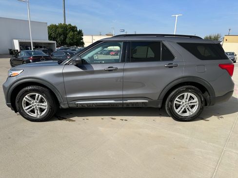 Used 2021 Ford Explorer XLT w/ Equipment Group 202A RWD image 4