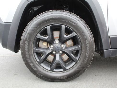 Used 2018 Jeep Cherokee Trailhawk w/ Comfort/Convenience Group AWD/4WD image 14