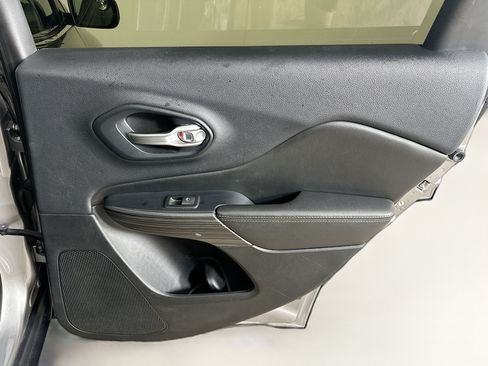 Used 2016 Jeep Cherokee Limited FWD image 28
