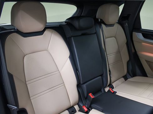 Used 2024 Porsche Cayenne AWD/4WD image 28