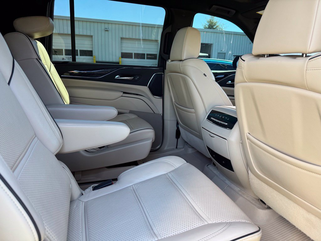 Certified 2022 Cadillac Escalade ESV Premium Luxury w/ Performance Package AWD/4WD image 13